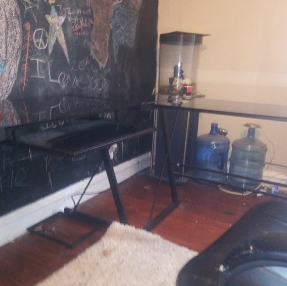 Computer desk - Picture 7 of 8